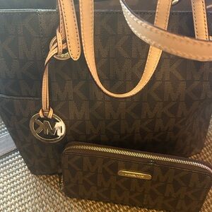 Like new! Michael Kors Bag and wallet combo set